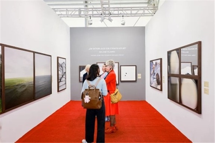 “我內(nèi)心的那個(gè)空從哪里來？從波濤、云朵和勇氣”西岸藝博會展覽現(xiàn)場 圖片由主辦方提供