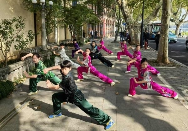 杭州市陳經(jīng)綸體校武術(shù)隊學生們展示中華武術(shù)。 人民網(wǎng)記者 楊磊攝