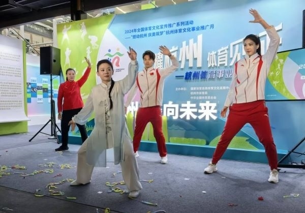 三位奧運冠軍進行陳式太極拳表演。 人民網(wǎng)記者 楊磊攝