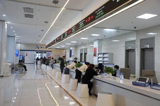 觀山湖區(qū)政務(wù)大廳窗口辦事忙。