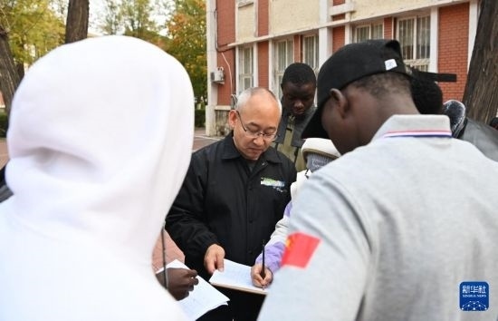 在天津鐵道職業(yè)技術(shù)學(xué)院，老師指導(dǎo)幾內(nèi)亞學(xué)員使用測距儀器（11月11日攝）。新華社記者 李然 攝