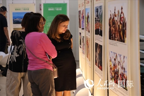 圖為當(dāng)?shù)赜^眾在圖片展現(xiàn)場欣賞作品，張志文攝