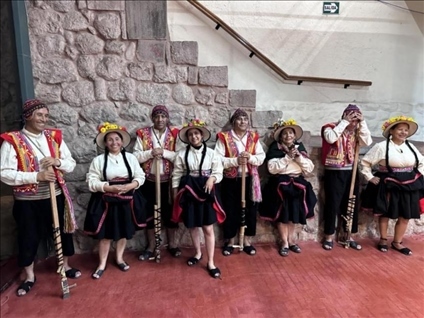 身著傳統(tǒng)服飾的秘魯藝人。本報記者 張朋輝 攝