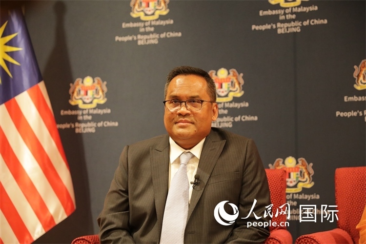 馬來西亞駐華大使諾曼在11月12日召開的記者見面會(huì)上回答記者提問。人民網(wǎng) 王婧攝