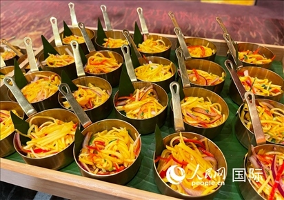 馬來西亞美食節(jié)現(xiàn)場(chǎng)準(zhǔn)備的美食。人民網(wǎng) 王婧攝