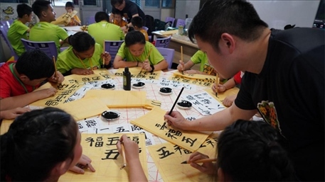 書(shū)法教學(xué)。主辦方供圖