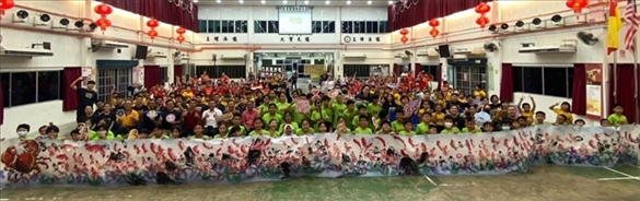 在工作坊導(dǎo)師的指導(dǎo)下，三校200余名學(xué)生共同完成了一幅長(zhǎng)達(dá)80尺的水墨畫(huà)作。主辦方供圖