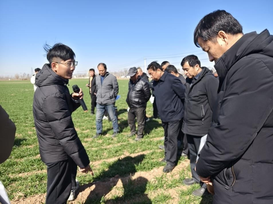 科技小院的“學(xué)生專家”（左一）。受訪者供圖