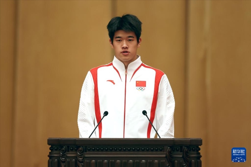 11月15日，游泳運(yùn)動員潘展樂在報告會上發(fā)言。新華社記者 李明 攝