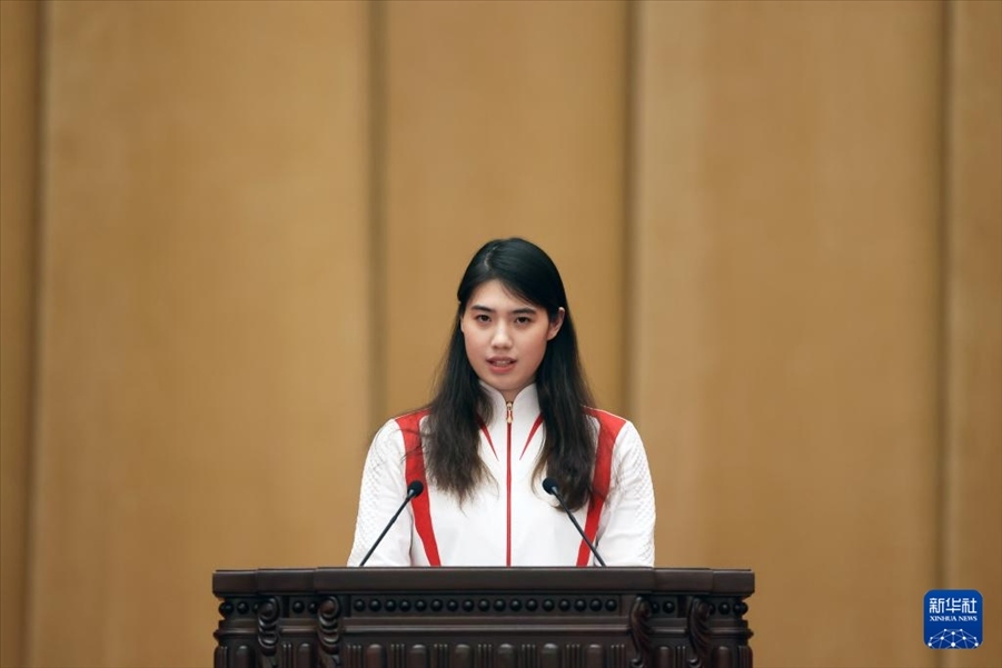 11月15日，游泳運(yùn)動員張雨霏在報告會上發(fā)言。新華社記者 李明 攝