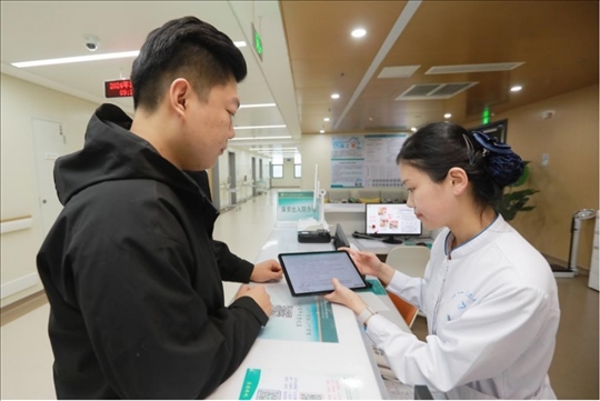 患者在護士站為家屬辦理床旁出院手續(xù)。圖片來源：山東第一醫(yī)科大學(xué)第二附屬醫(yī)院