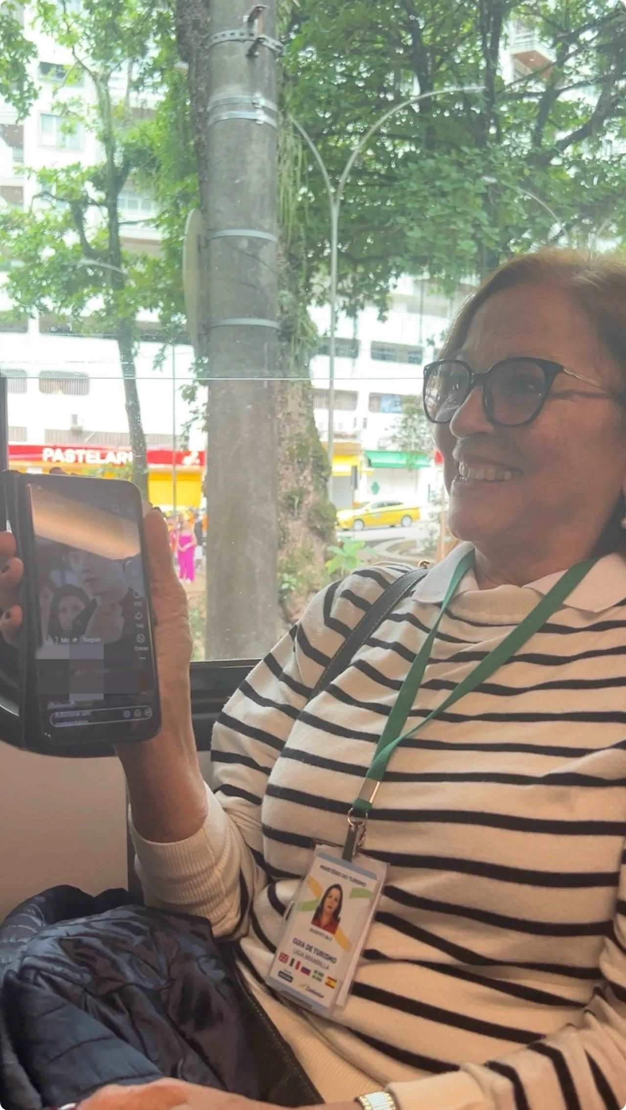 當(dāng)?shù)厝讼驆u叔展示中國網(wǎng)劇。作者供圖