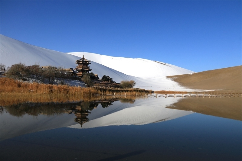 鳴沙山月牙泉景區(qū)雪景。敦煌市委宣傳部供圖，張曉亮攝
