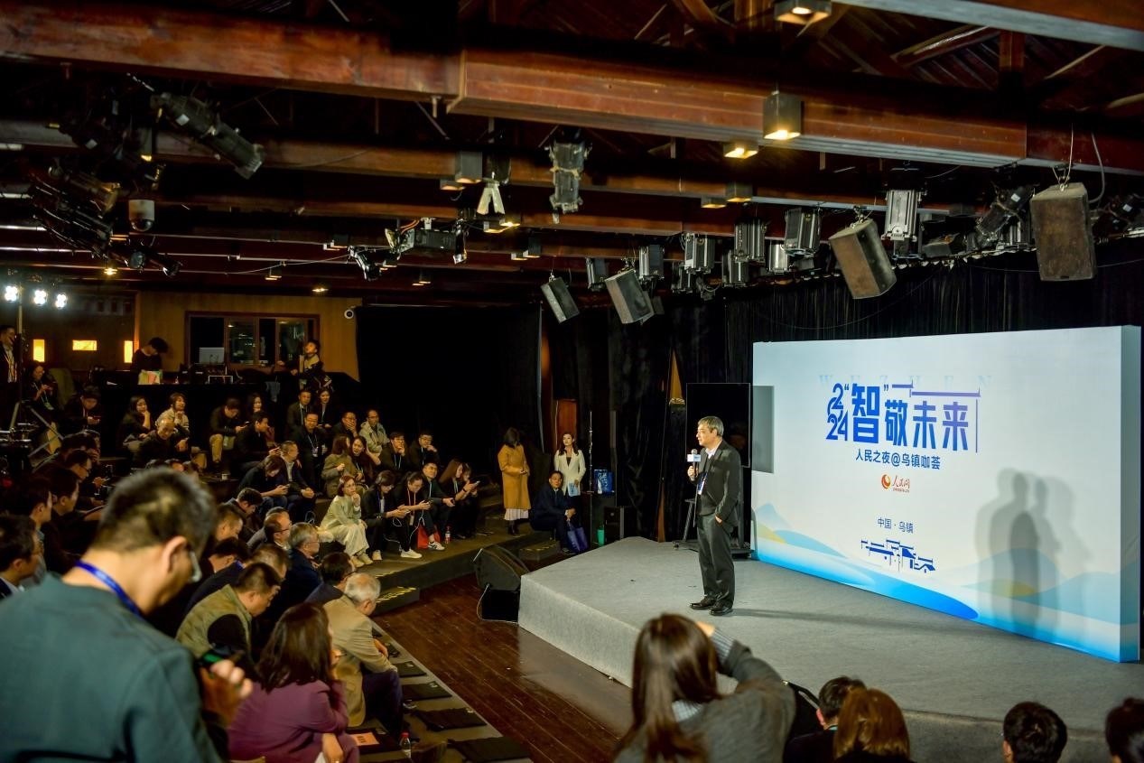 在開場(chǎng)環(huán)節(jié)，清華大學(xué)人工智能研究院常務(wù)副院長(zhǎng)、教授孫茂松發(fā)言分享。人民網(wǎng)記者 任峰濤攝