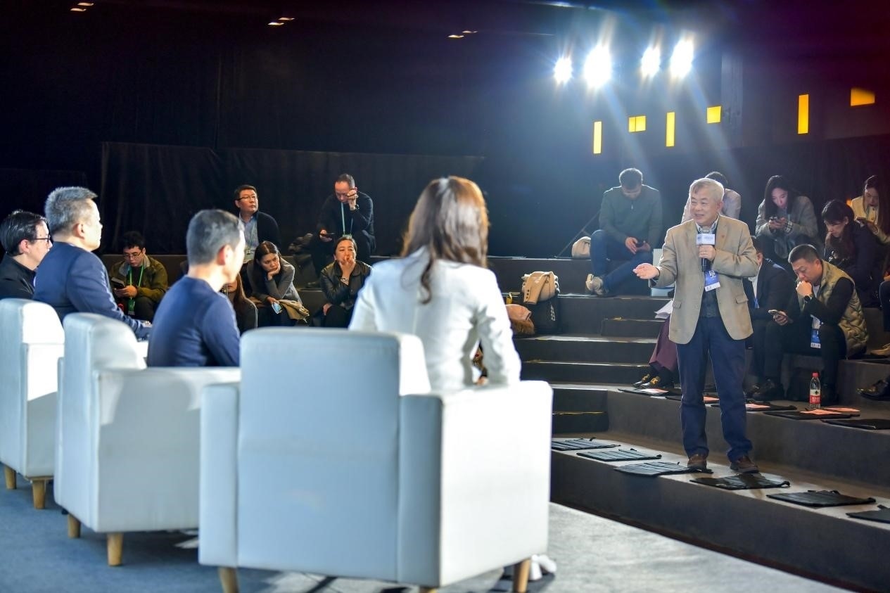 陳長(zhǎng)汶教授與對(duì)話嘉賓現(xiàn)場(chǎng)互動(dòng)。人民網(wǎng)記者 任峰濤攝