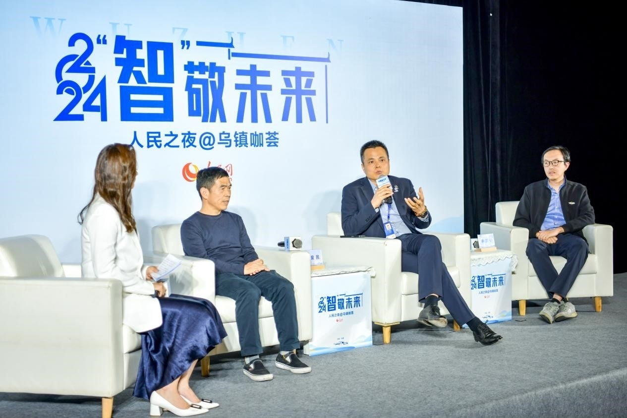 在對(duì)話環(huán)節(jié)，之江實(shí)驗(yàn)室高級(jí)研究專家潘愛民、伏羲智庫創(chuàng)始人李曉東、麒麟軟件副總經(jīng)理李震寧探討“‘百模大戰(zhàn)’將卷向何方”。人民網(wǎng)記者 任峰濤攝