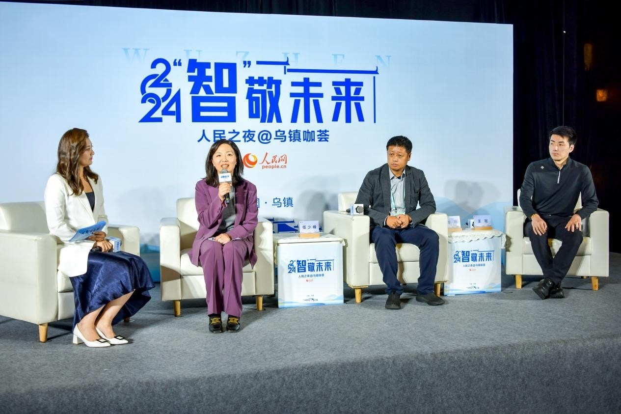 在對(duì)話環(huán)節(jié)，趣丸科技總編輯、副總裁任少峰，星云智慧機(jī)器人CEO李明，可之教育大模型創(chuàng)始人王冠討論“人工智能如何惠及大眾”。人民網(wǎng)記者 任峰濤攝