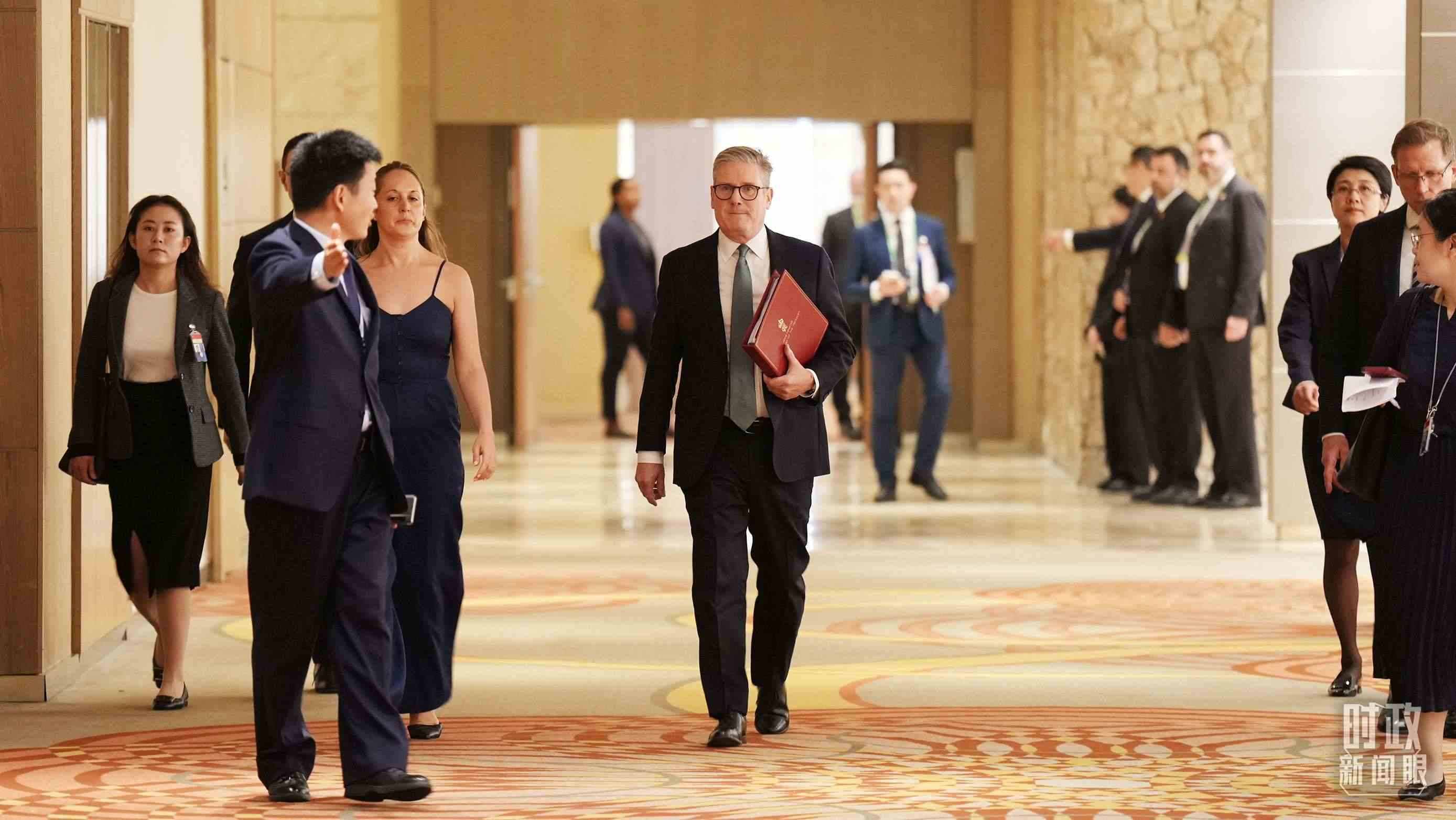 英國首相斯塔默抵達(dá)會見現(xiàn)場，這是他首次同習(xí)主席面對面交流。