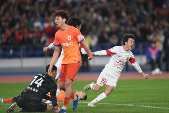 11月23日，上海海港隊球員王振澳（右）慶祝進球。新華社記者 黃宗治 攝