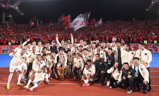 11月23日，上海海港隊成員在頒獎儀式后與球迷合影。新華社記者 黃宗治 攝