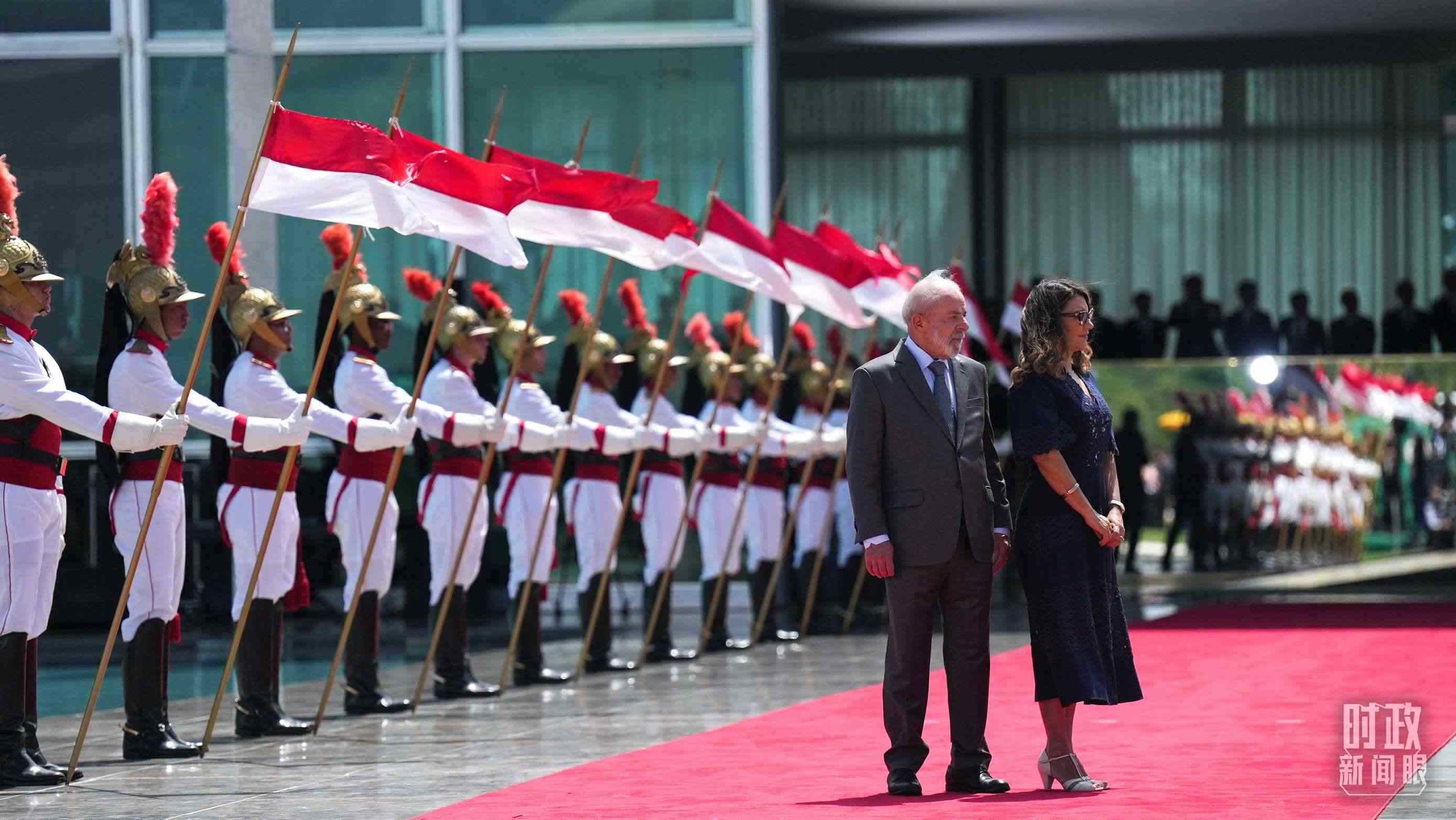 巴西總統(tǒng)盧拉和夫人羅桑等候習(xí)主席到來。