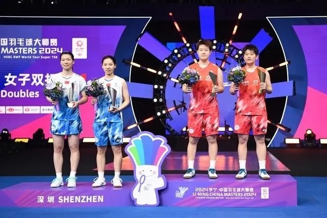 11月24日，劉圣書（右二）/譚寧（右一）與李怡婧/羅徐敏（左一）在頒獎(jiǎng)臺(tái)上合影。新華社記者 梁旭攝