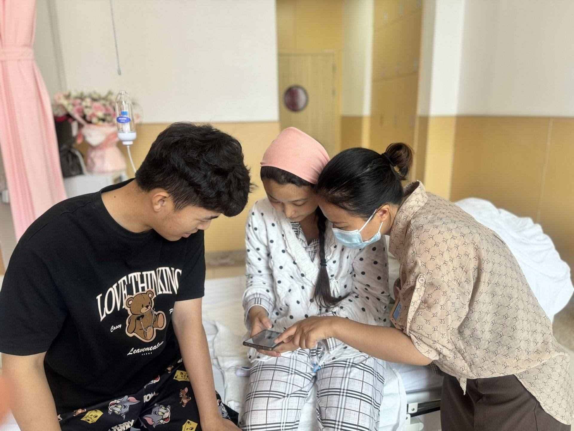 新生兒家庭通過手機(jī)辦理新生兒出生“一件事”。安徽省數(shù)據(jù)資源管理局供圖