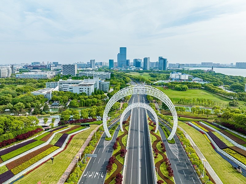 圖為蘇州工業(yè)園區(qū)星湖街鋼結(jié)構(gòu)雕塑。