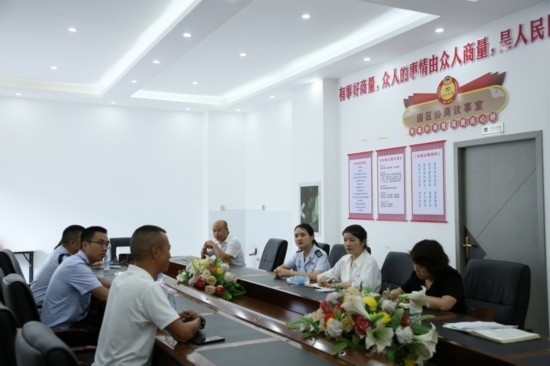 榕江縣稅務局在園區(qū)協(xié)商議事室協(xié)調解決企業(yè)訴求。黔東南州稅務局供圖