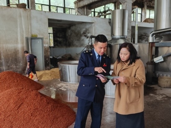 鎮(zhèn)遠縣稅務局在酒企宣傳調研。黔東南州稅務局供圖