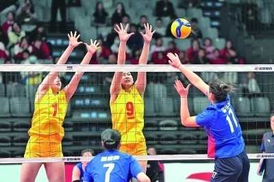 11月27日，山東隊球員李晨瑄（中）、李美君（左）在比賽中攔網(wǎng)。新華社發(fā)