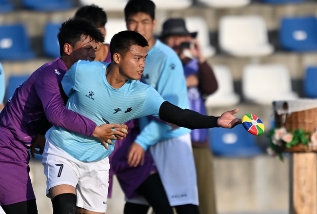 11月28日，花炮半決賽，廣西隊與海南隊展開激烈角逐。新華社記者 郭程攝