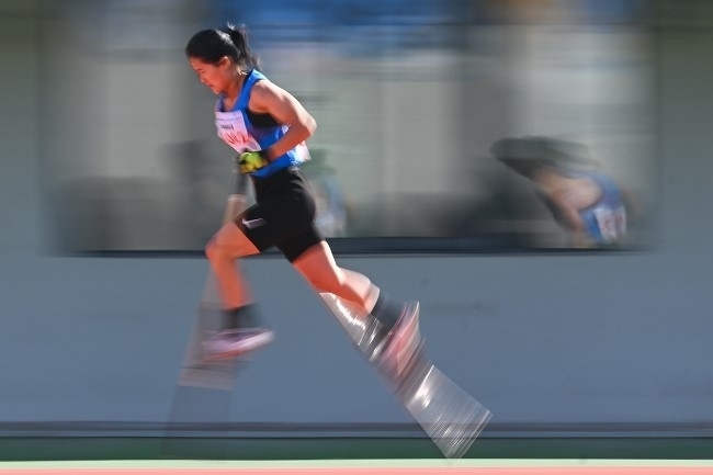 11月28日，海南隊選手吳明芬在高腳競速比賽中。新華社記者 杜子璇攝