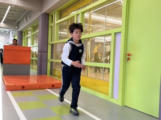 學生在南樓二層的體能教師訓練。人民網(wǎng)記者孫競 攝