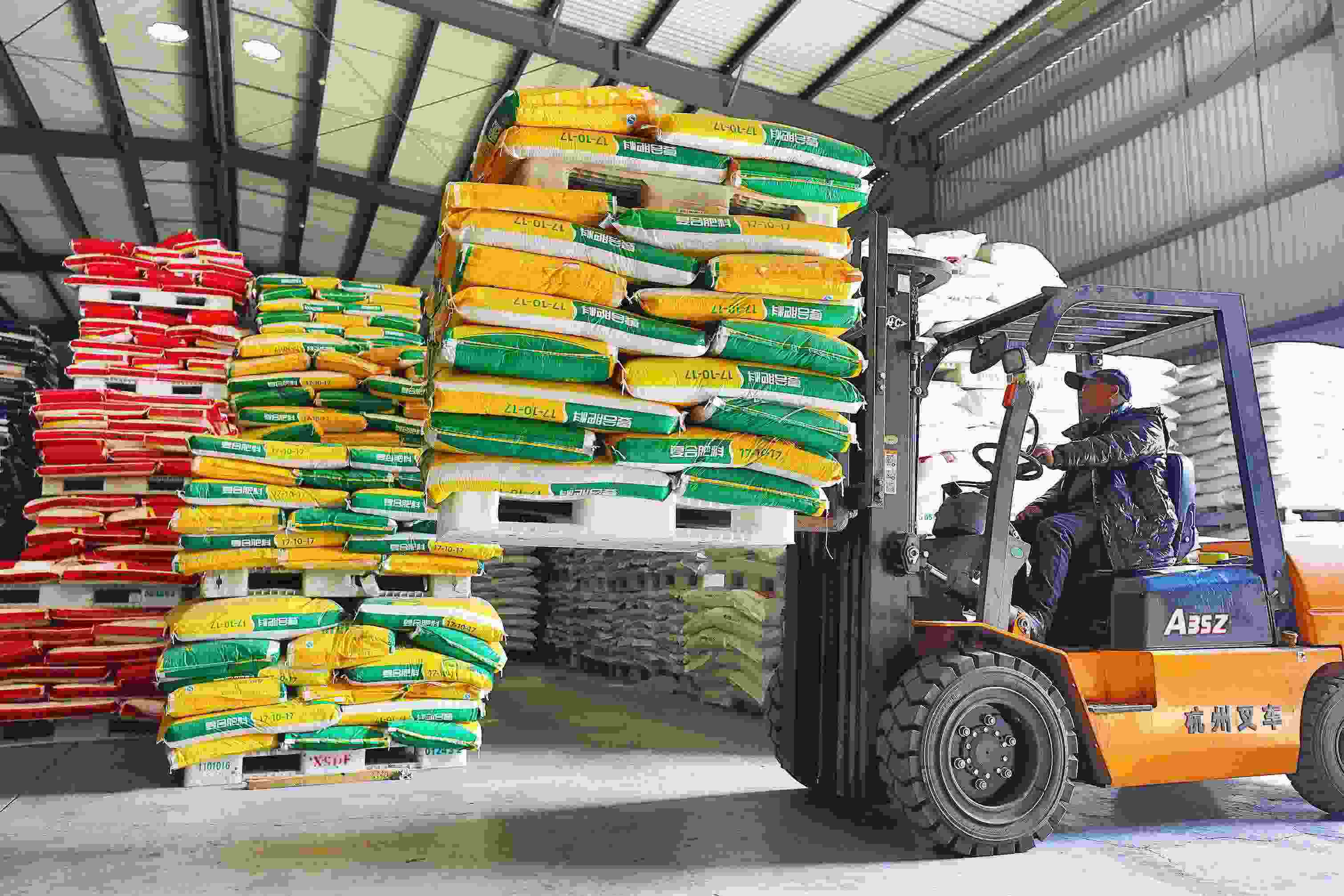 2023年2月15日，在浙江義烏供銷聯(lián)社的農(nóng)資貯存?zhèn)}庫(kù)，工作人員正在調(diào)運(yùn)復(fù)合肥料等農(nóng)資。