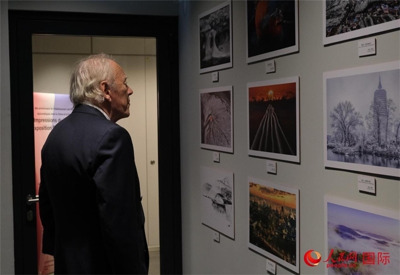 法國觀眾在攝影藝術展參觀（人民網記者于超凡 攝）