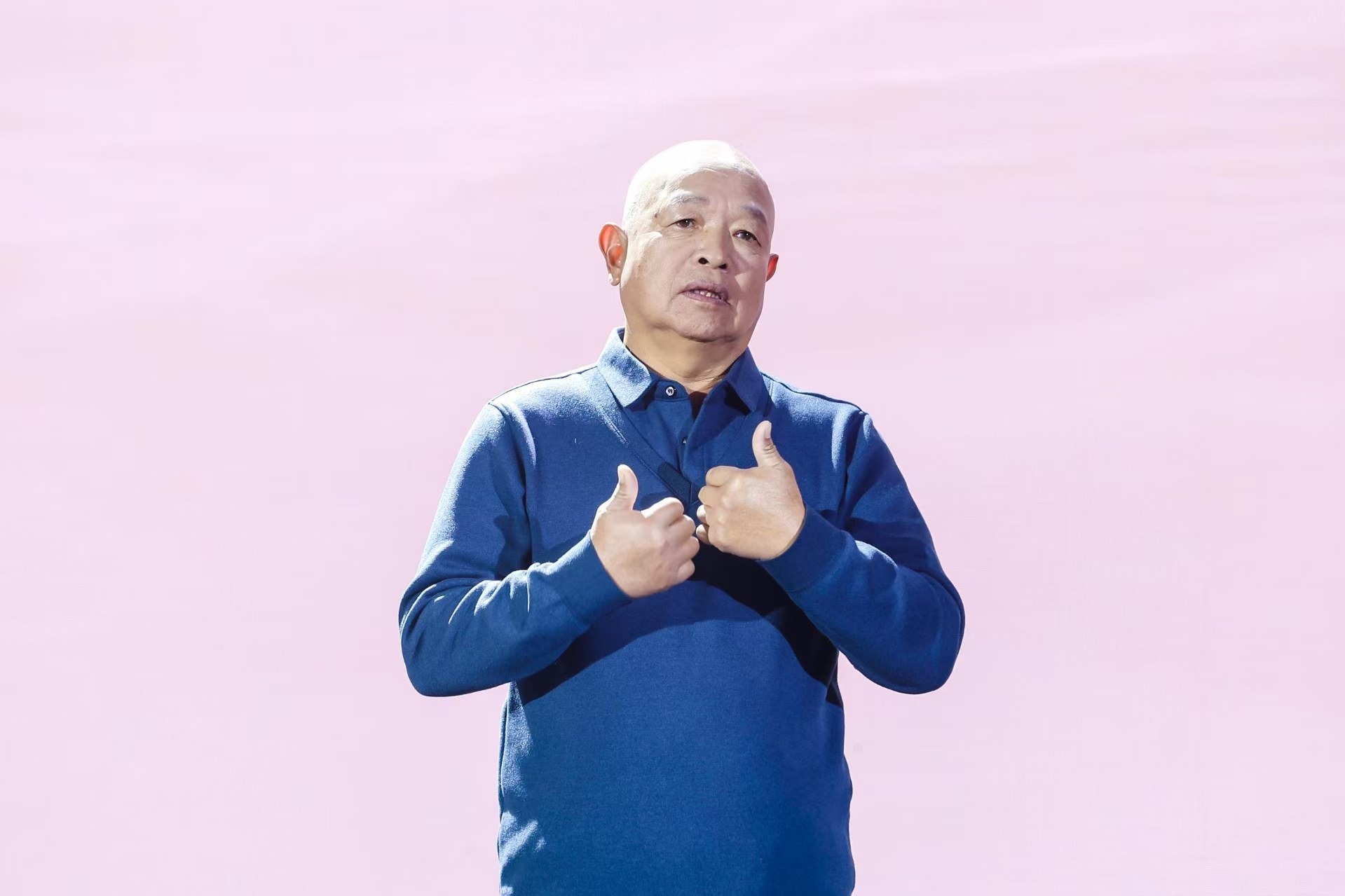 “山東好人”、煙臺(tái)市無聲洗車場經(jīng)理柳興濤。人民視頻供圖。