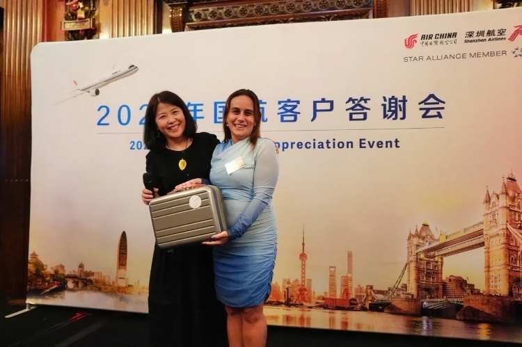 獲獎嘉賓上臺領(lǐng)取精美獎品。吳若鳴攝