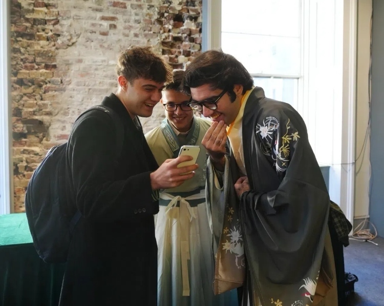 英國學(xué)生感受漢服魅力。吳若鳴攝