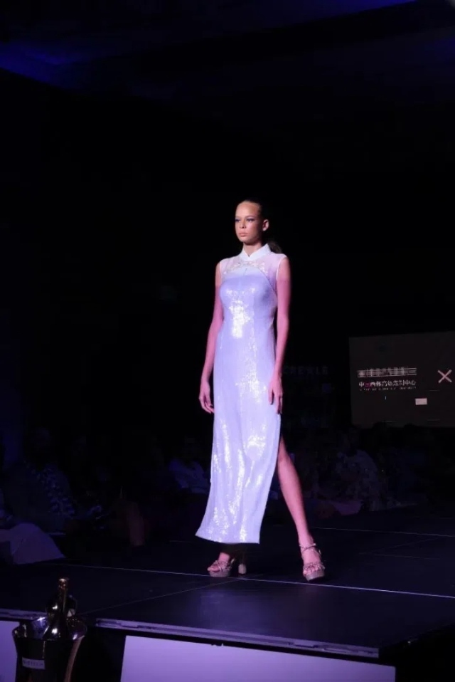 模特展示新中式禮服。顏李芳攝