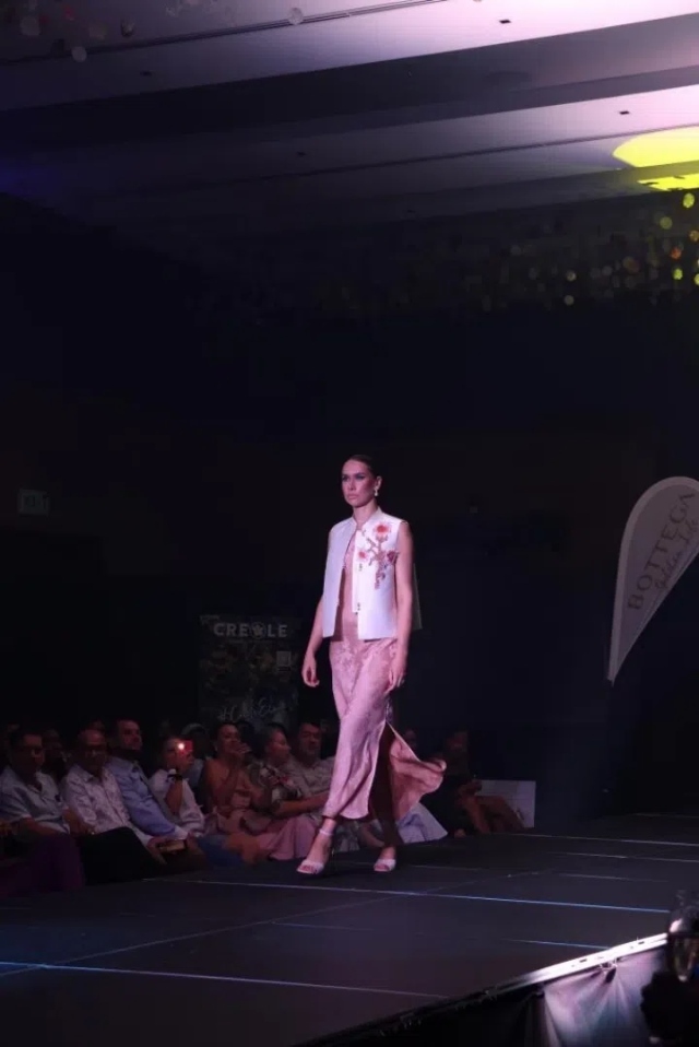 模特展示新中式禮服。顏李芳攝