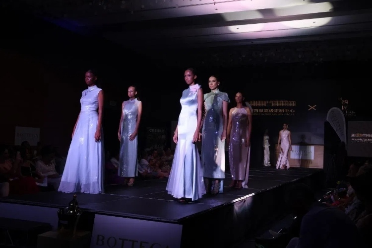 模特展示新中式禮服。顏李芳攝