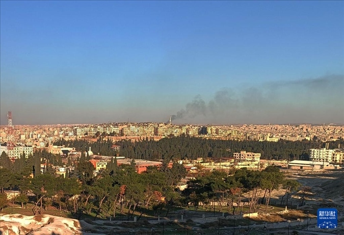 12月1日，敘利亞北部城市阿勒頗升起滾滾濃煙（手機(jī)照片）。新華社發(fā)
