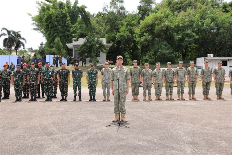中方參演部隊指揮員在印尼方舉行的歡迎儀式上致辭。龔勝祥 攝