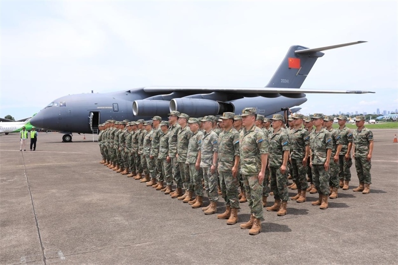 中方參演部隊搭乘運—20運輸機飛抵印尼國民軍空軍哈利姆機場。 龔勝祥攝