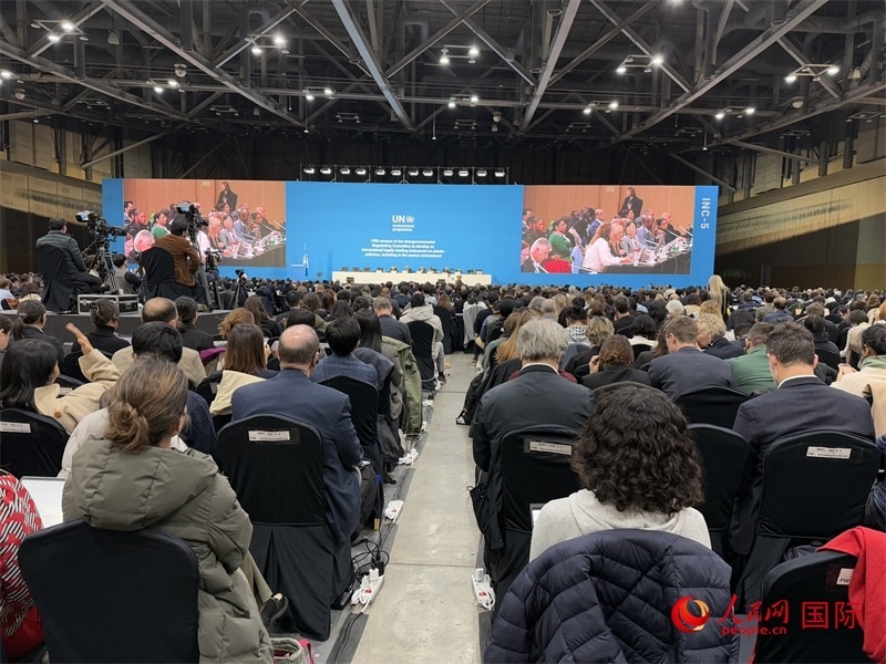 圖為塑料污染政府間談判委員會第五次會議現(xiàn)場。人民網(wǎng)記者 莽九晨攝