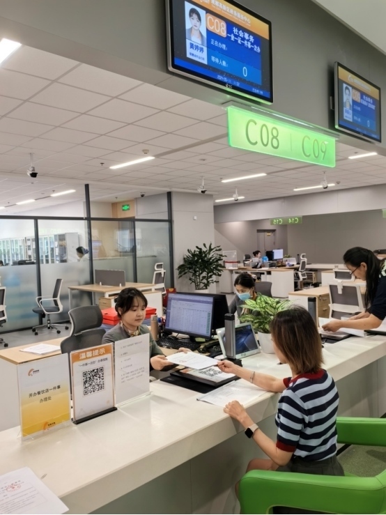 成都高新區(qū)“開辦餐飲店一件事”服務(wù)窗口。成都市市場(chǎng)監(jiān)督管理局供圖