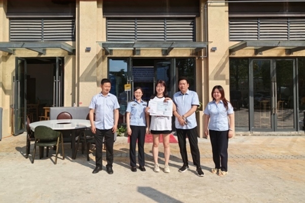 當(dāng)?shù)毓ぷ魅藛T上門為經(jīng)營者送來了證件。蒼溪縣行政審批和數(shù)據(jù)局供圖