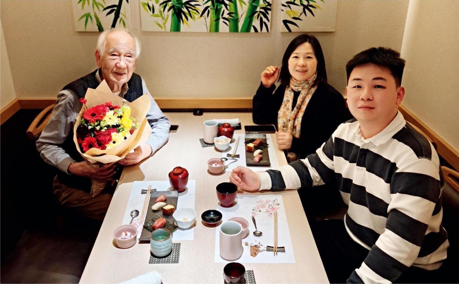 佐佐木俊一與彭林（中）、彭俊霖（右）在一起。