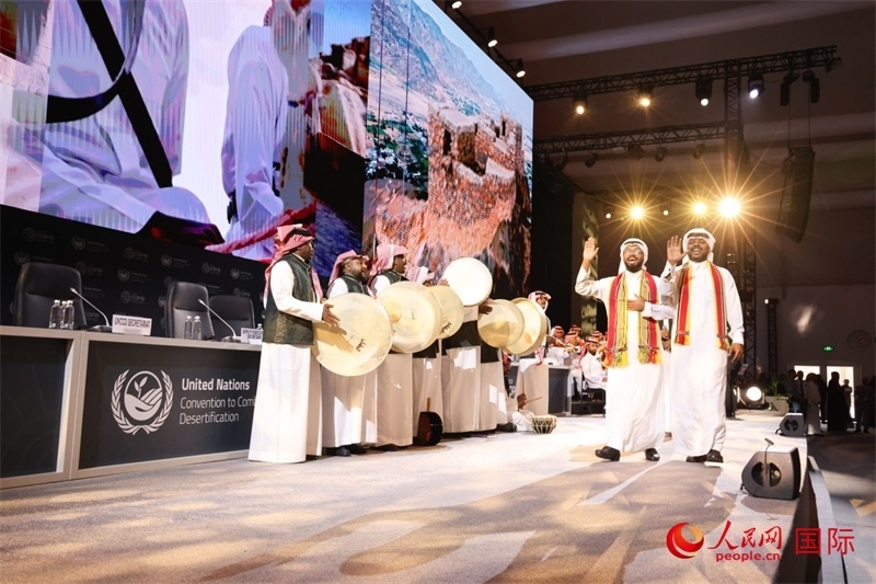 《聯(lián)合國防治荒漠化公約》第十六次締約方大會2日開幕。圖為開幕式表演。人民網(wǎng)記者任皓宇攝